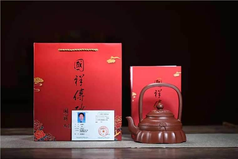 王国祥作品 裙花提梁