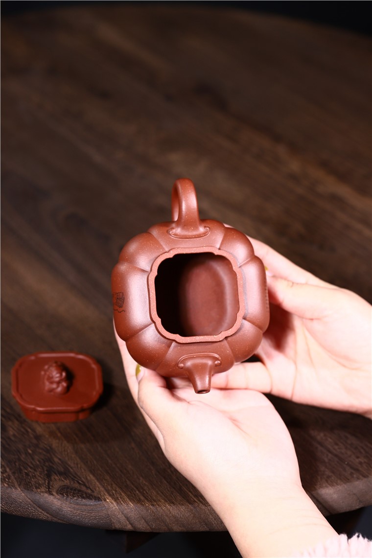 徐勤作品 如意狮球图片