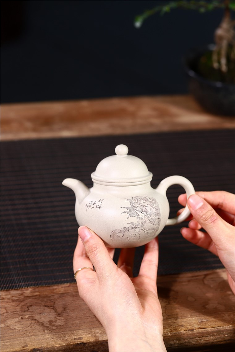 周莹作品 祥瑞掇球图片