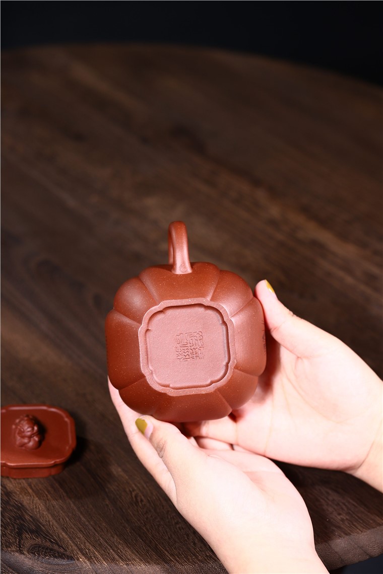 徐勤作品 如意狮球