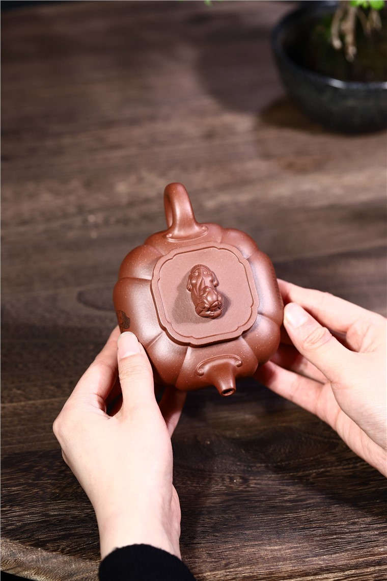 徐勤作品 如意狮球图片