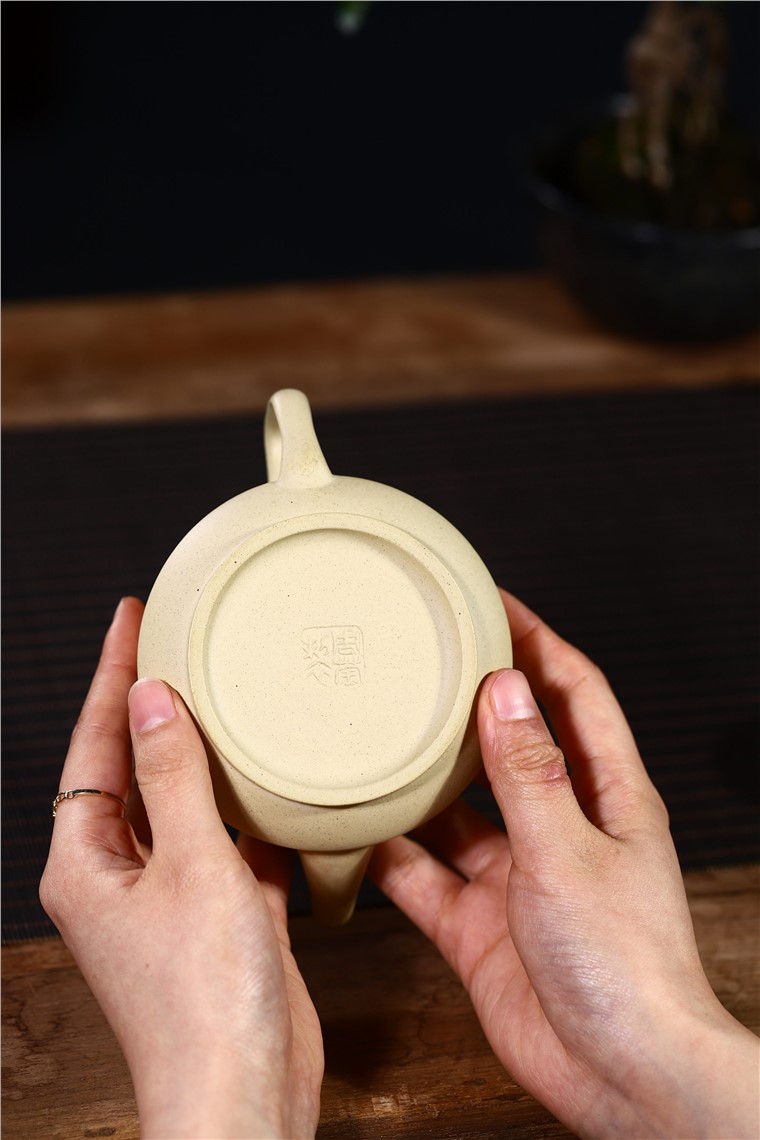 周莹作品 心经桥鼎