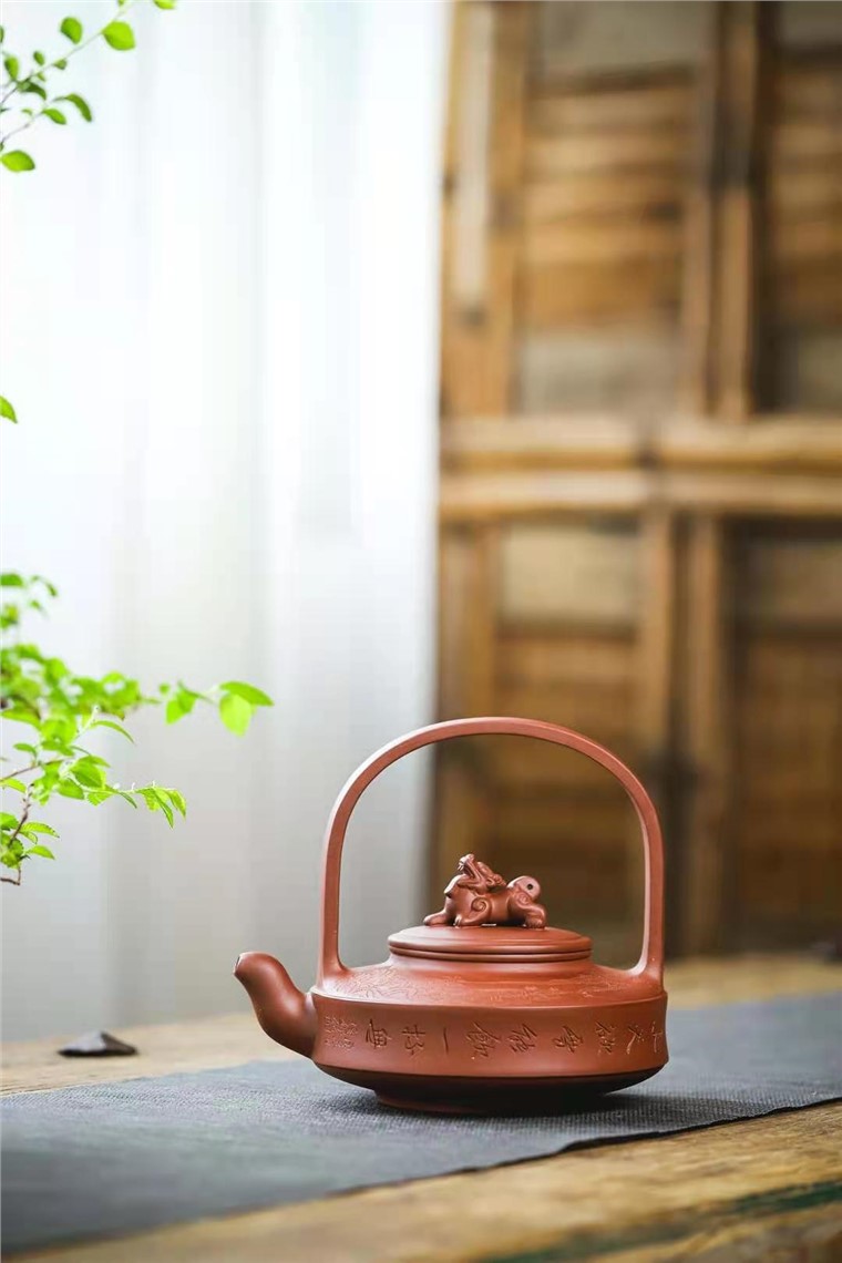 牟锦芬作品 瑞兽提梁图片