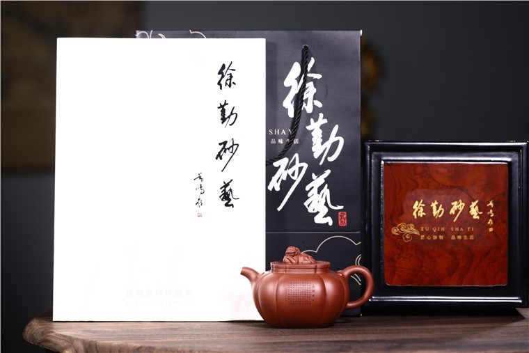 徐勤作品 如意狮球图片