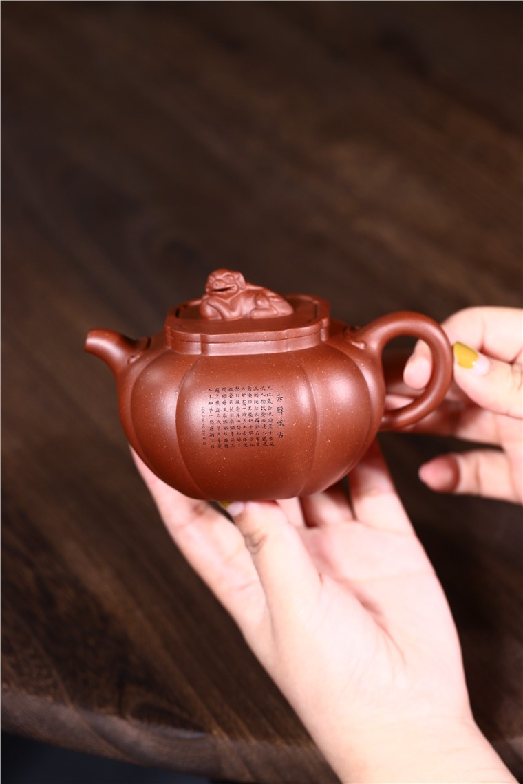 徐勤作品 如意狮球图片