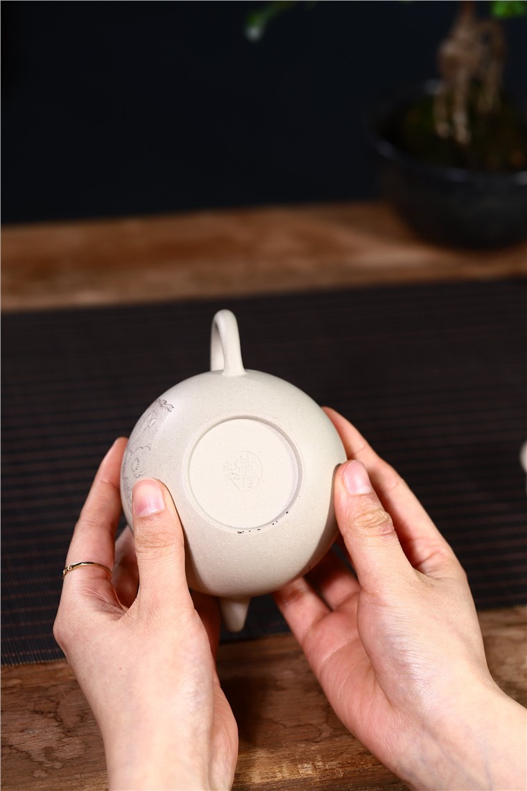 周莹作品 祥瑞掇球