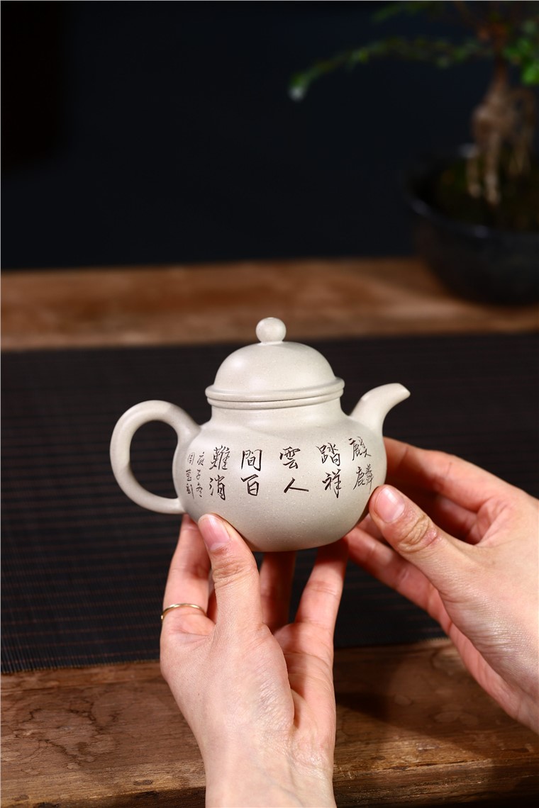 周莹作品 祥瑞掇球图片