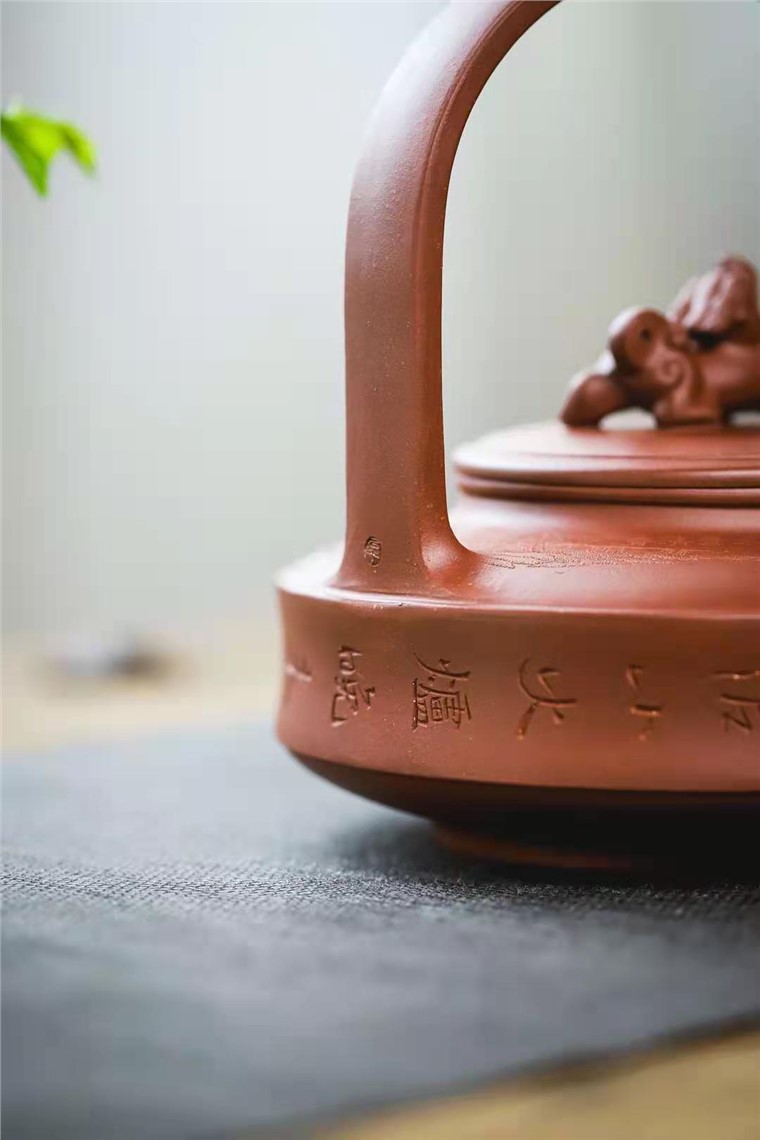 牟锦芬作品 瑞兽提梁图片