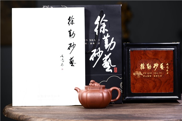 徐勤作品 如意狮球图片