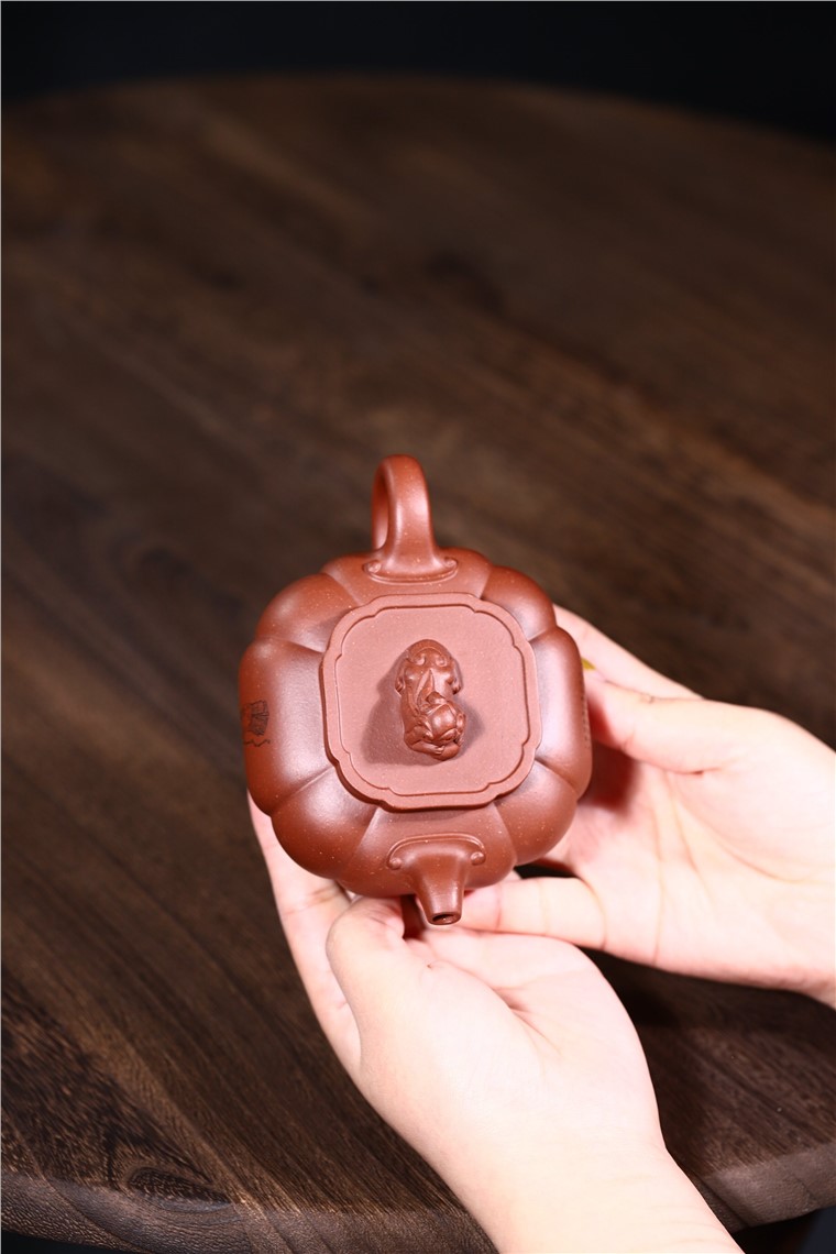 徐勤作品 如意狮球图片