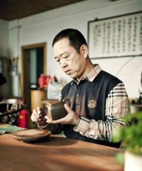 紫砂壶工艺师华健名家照片