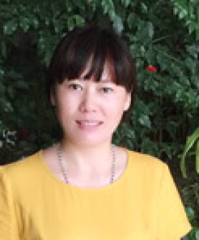 紫砂壶工艺师卢伟萍名家照片