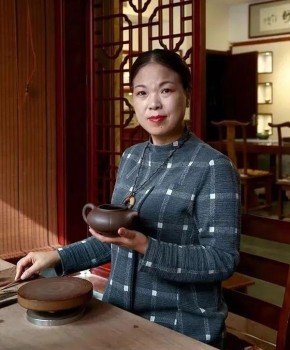 紫砂壶工艺师杨红伟名家照片