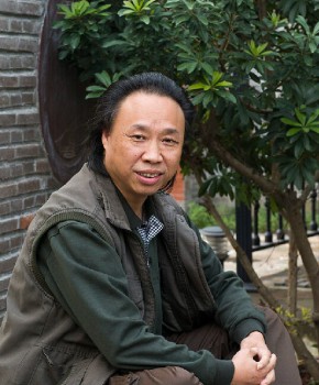 紫砂壶工艺师周建春名家照片
