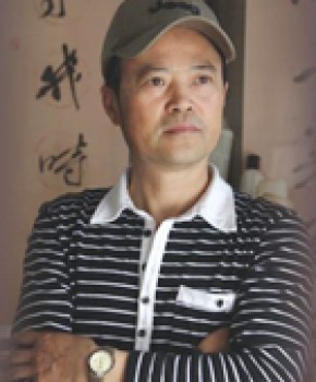 紫砂壶工艺师黄卫民名家照片