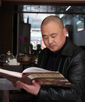 紫砂壶工艺师陈育平名家照片