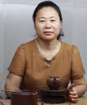 紫砂壶工艺师霍菊华名家照片