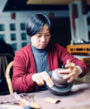 紫砂壶工艺师邓瑛名家照片