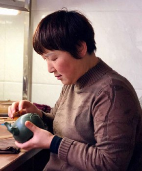 紫砂壶工艺师李维琴名家照片