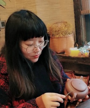 紫砂壶工艺师潘美玲名家照片