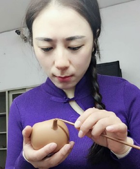 紫砂壶工艺师汤渝名家照片