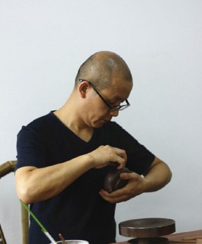 紫砂壶工艺师周虎名家照片