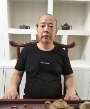 紫砂壶工艺师李卫斌名家照片