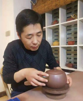 紫砂壶工艺师彭国明名家照片