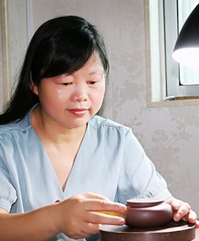 紫砂壶工艺师邵锡芬名家照片
