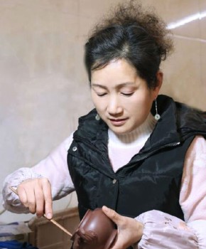 紫砂壶工艺师施云名家照片