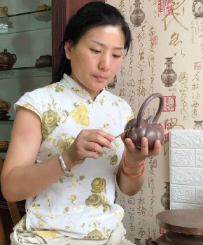 紫砂壶工艺师杨春兰名家照片