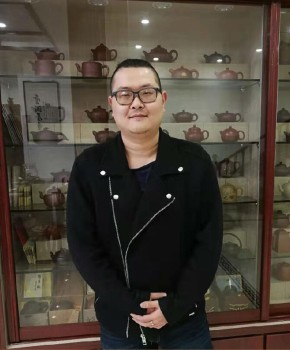 紫砂壶工艺师杨亮名家照片