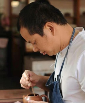 紫砂壶工艺师周国康名家照片