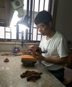 紫砂壶工艺师陈小忠名家照片