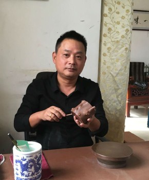紫砂壶工艺师强洪明名家照片