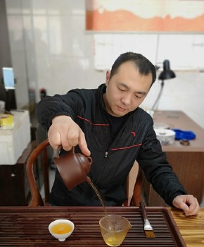 紫砂壶工艺师肖飞名家照片