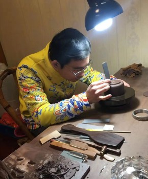 紫砂壶工艺师杨飞名家照片