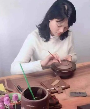 紫砂壶工艺师于洪霞名家照片