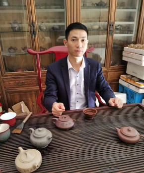 紫砂壶工艺师艾越巍名家照片