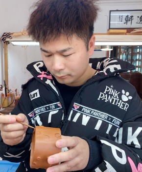 紫砂壶工艺师吕丞名家照片