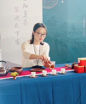紫砂壶工艺师谢辰晨名家照片