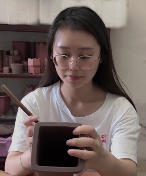 紫砂壶工艺师应倩婷名家照片