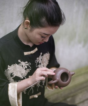 紫砂壶工艺师张艺馨名家照片