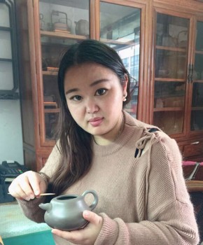 紫砂壶工艺师包丽琳名家照片