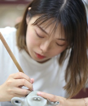 紫砂壶工艺师勇禹愿名家照片