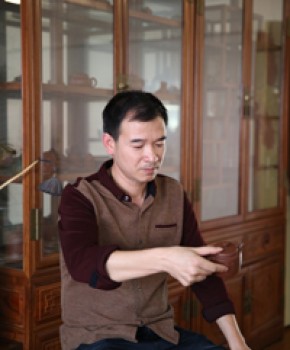紫砂壶工艺师郁其明名家照片