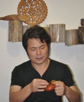 紫砂壶工艺师章作定名家照片