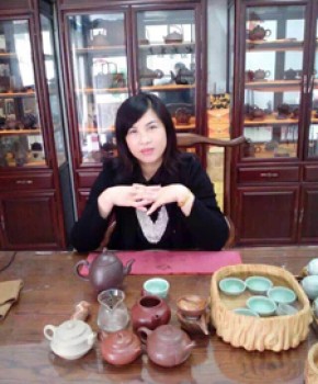 紫砂壶工艺师彭现秀名家照片