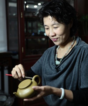 紫砂壶工艺师张丽妹名家照片