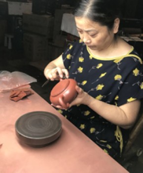 紫砂壶工艺师周建芳名家照片